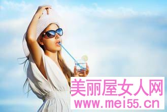 女人每天喝水对身体的好处! 女人每天喝水对身体的好处!